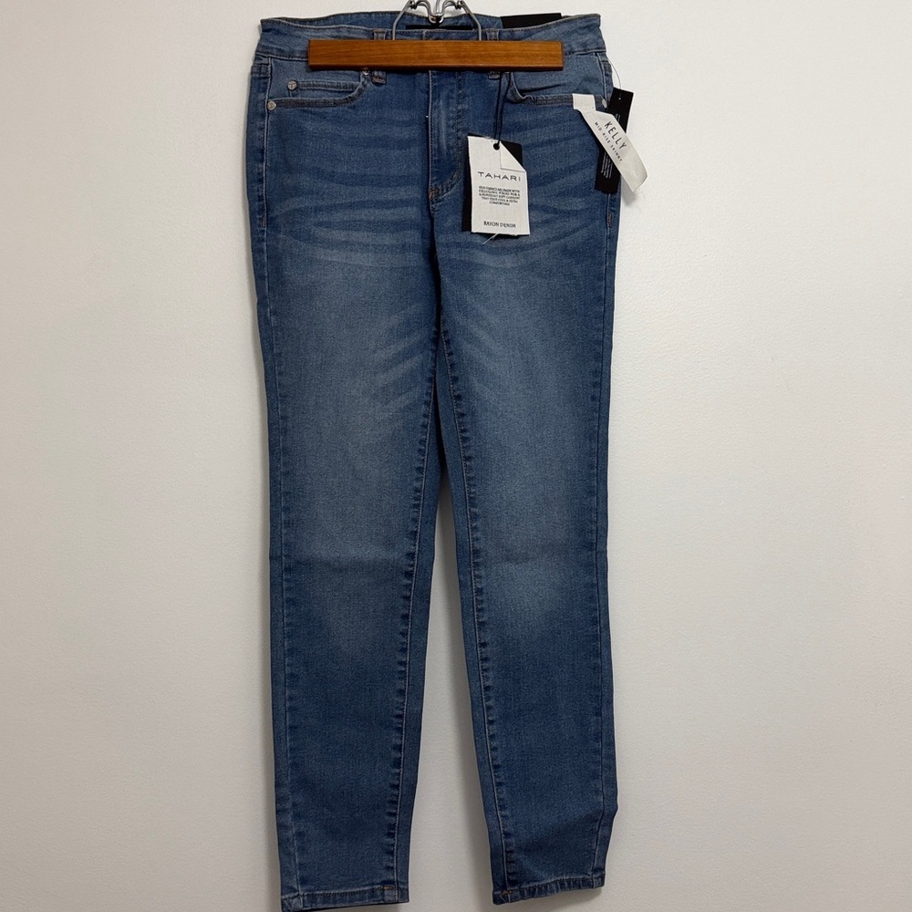 🆕 Tahari Kelly Mid Rise Skinny Jeans in Glacier Wash